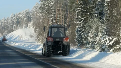 Snow plow tractor clearing roadside during winter 库存影片 327811667