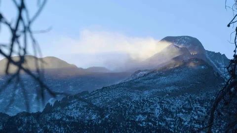 Snow Plumes off Windy Peak 库存影片 225910261