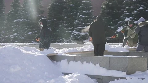 Snow removal from the Kremlin wall after a heavy snowfall Vídeos de archivo 149602356