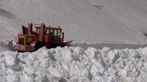 Snow removal for the spring opening of the Col d'Izoard 库存影片 150821151