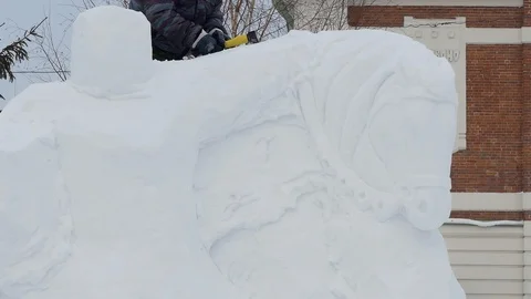 Snow sculptures, making. The master makes a figure out of snow. Vídeos de archivo 122362450