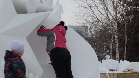 Snow sculptures, making. The master makes a figure out of snow. Vídeos de archivo 122362646