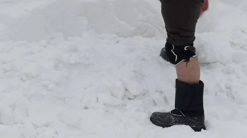 Snow sculptures, making. The master makes a figure out of snow. Video stock 122362740