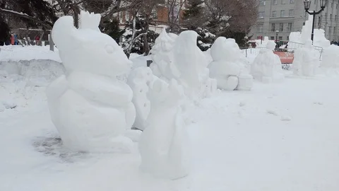 Snow sculptures, making. The master makes a figure out of snow. Video stock 122362760