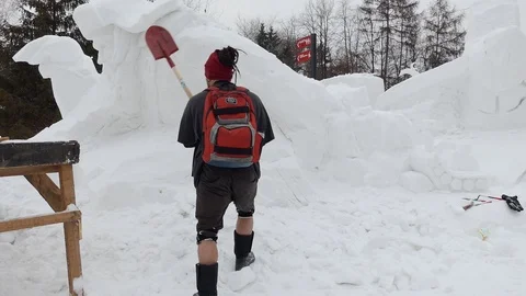 Snow sculptures, making. The master makes a figure out of snow. Video stock 122362764