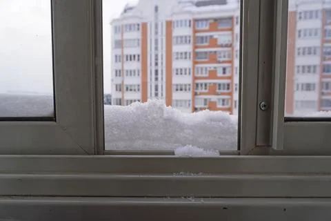 Snow on windowsill outside window. Foto stock