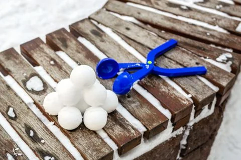 Snowball maker tool with set of ready snowballs . Stock-Fotos