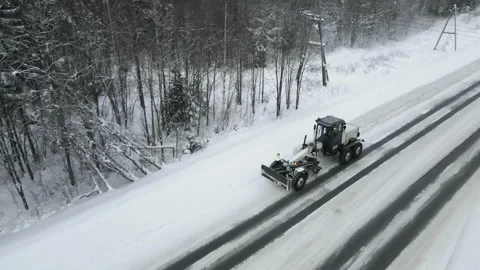 Snowblower cleans snow on the track. Stockbeeldmateriaal 168094634