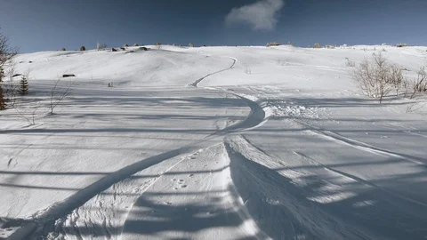 Snowboard freerider in the mountains Video stock 121636648