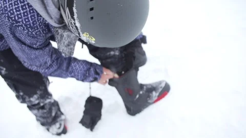 Snowboarder Adjusting Prosthetic 스톡 동영상 105932224
