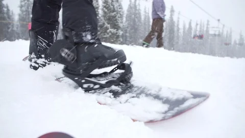 Snowboarder Adjusting Straps Vídeo Stock 105932007