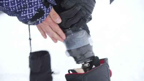 Snowboarder Adjusts Prosthetic 스톡 동영상 105932501