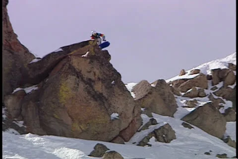Snowboarder crashes on rocks Video stock 27130906