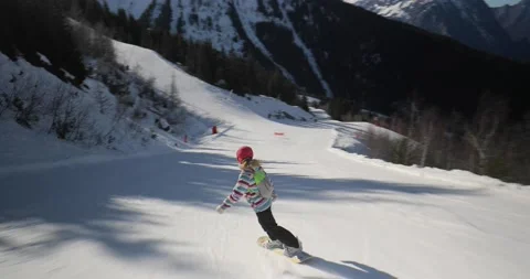 Snowboarder falling over on the slope Vídeo Stock 141263974