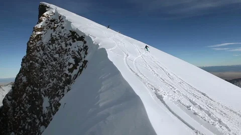 Snowboarder goes down the mountain slope Vídeo Stock 70371510