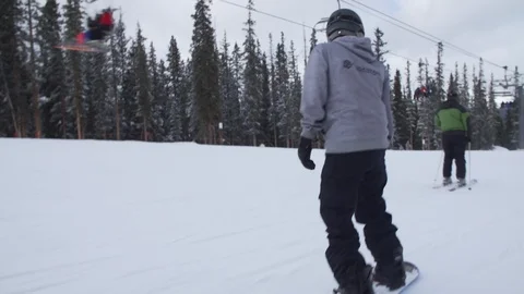 Snowboarder Going Down Slope 스톡 동영상 105934113