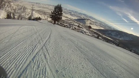 Snowboarder going down snowy mountain. pov A Vidéo 106841757