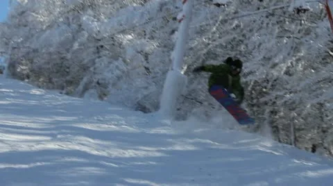 Snowboarder jumping close Video stock 21881054