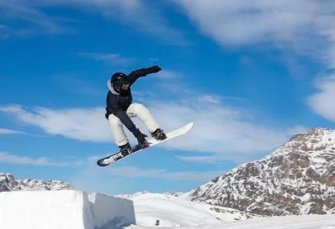 Snowboarder jumps in air Foto stock