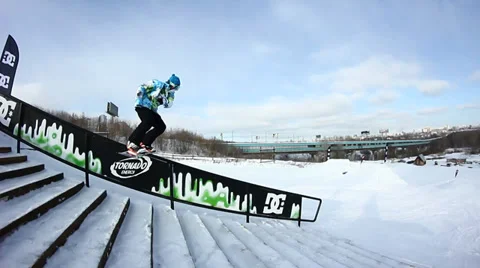 Snowboarder jumps trick Video stock 35456480