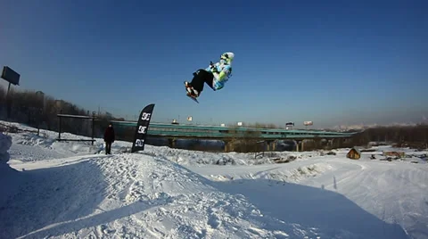 Snowboarder jumps trick Video stock 35498577
