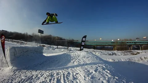 Snowboarder jumps trick Video stock 35498916