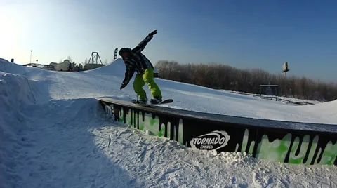 Snowboarder jumps trick Video stock 35498924