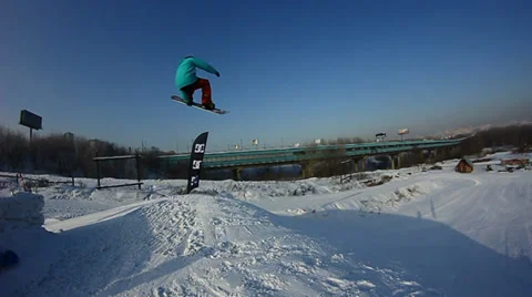 Snowboarder jumps trick Video stock 35498939