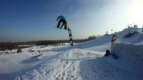 Snowboarder jumps trick Video stock 35499047