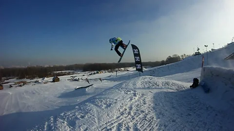 Snowboarder jumps trick Video stock 35499083