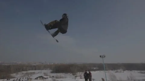Snowboarder jumps trick Video stock 41235534