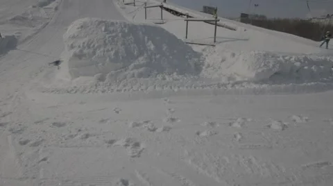 Snowboarder jumps trick Video stock 41235583