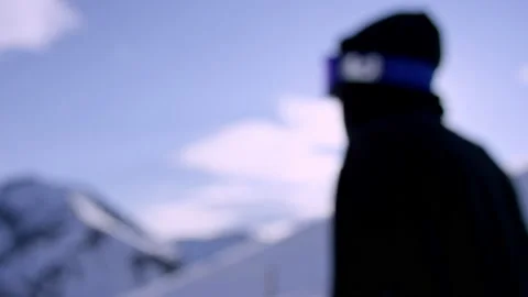 Snowboarder portrait focus pull Stock Footage 195282364