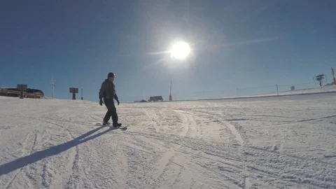 Snowboarder at top of mountain 動画素材 86481463