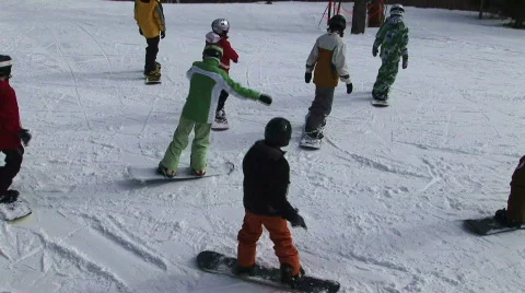 Snowboarders heading down hill 動画素材 859511