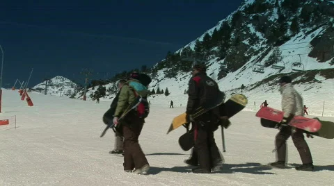 Snowboarders walking Stockbeeldmateriaal 90493