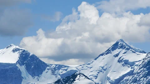 Snowbound mountain peak under a dense cloudy sky Vídeos de archivo 152387273