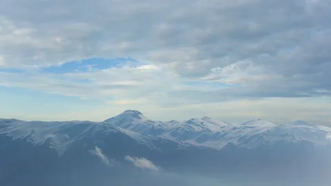Snowbound mountain ridge under dense cloudy sky time lapse scene Vídeos de archivo 244299448
