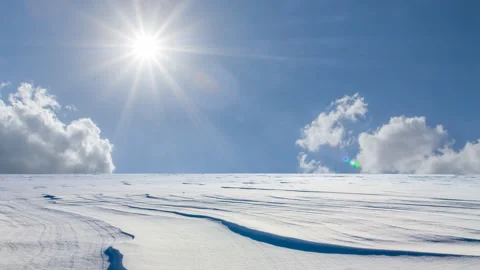 Snowbound winter plain under a bright sky Vídeos de archivo 326003958