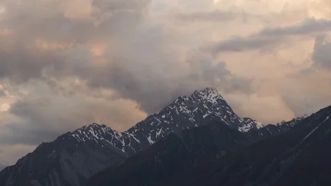 Snowcapped Mount Cook ranges with cloudy sky at dusk Vidéo 119171023
