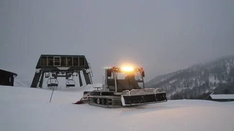 Snowcat in action at evening 動画素材 62991382