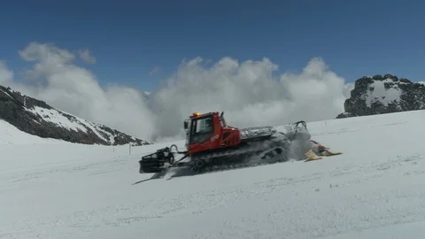 Snowcat passing through screen Video stock 95043994
