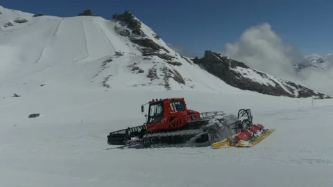 Snowcat passing through screen Video stock 95044921