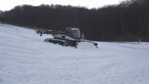 Snowcat preparing a slope at skiing resort Stock-Footage 103433682