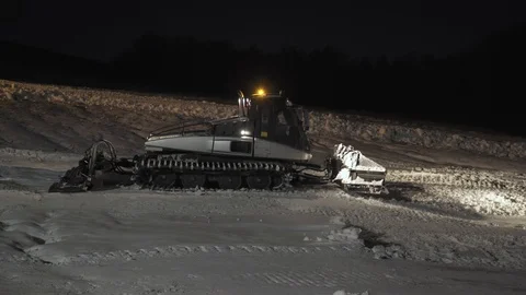 Snowcat preparing a slope at skiing resort at night Vídeo Stock 103433883