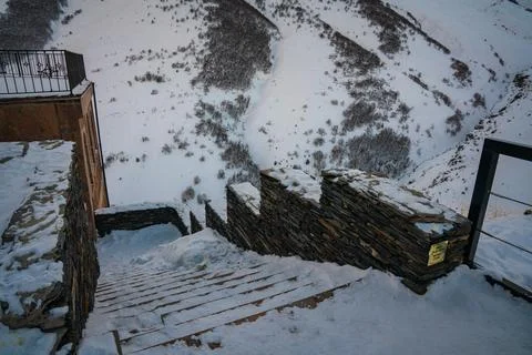 Snow?Covered Steps on Gergeti Holy Trinity Church Mountain, Georgia Foto stock