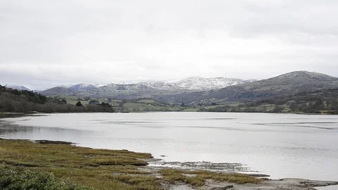 Snowdonia, Snow capped mountains behind tranquil river Conwy Vidéo 91664039