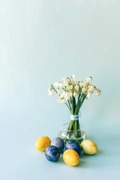 Snowdrops in a vase and decorated Easter eggs Stock-Fotos