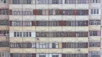 Snowfall on the background of an old high-rise building Stock Footage 85706319