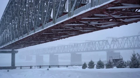 Snowfall on the Background of Railway Bridges 库存影片 103151761